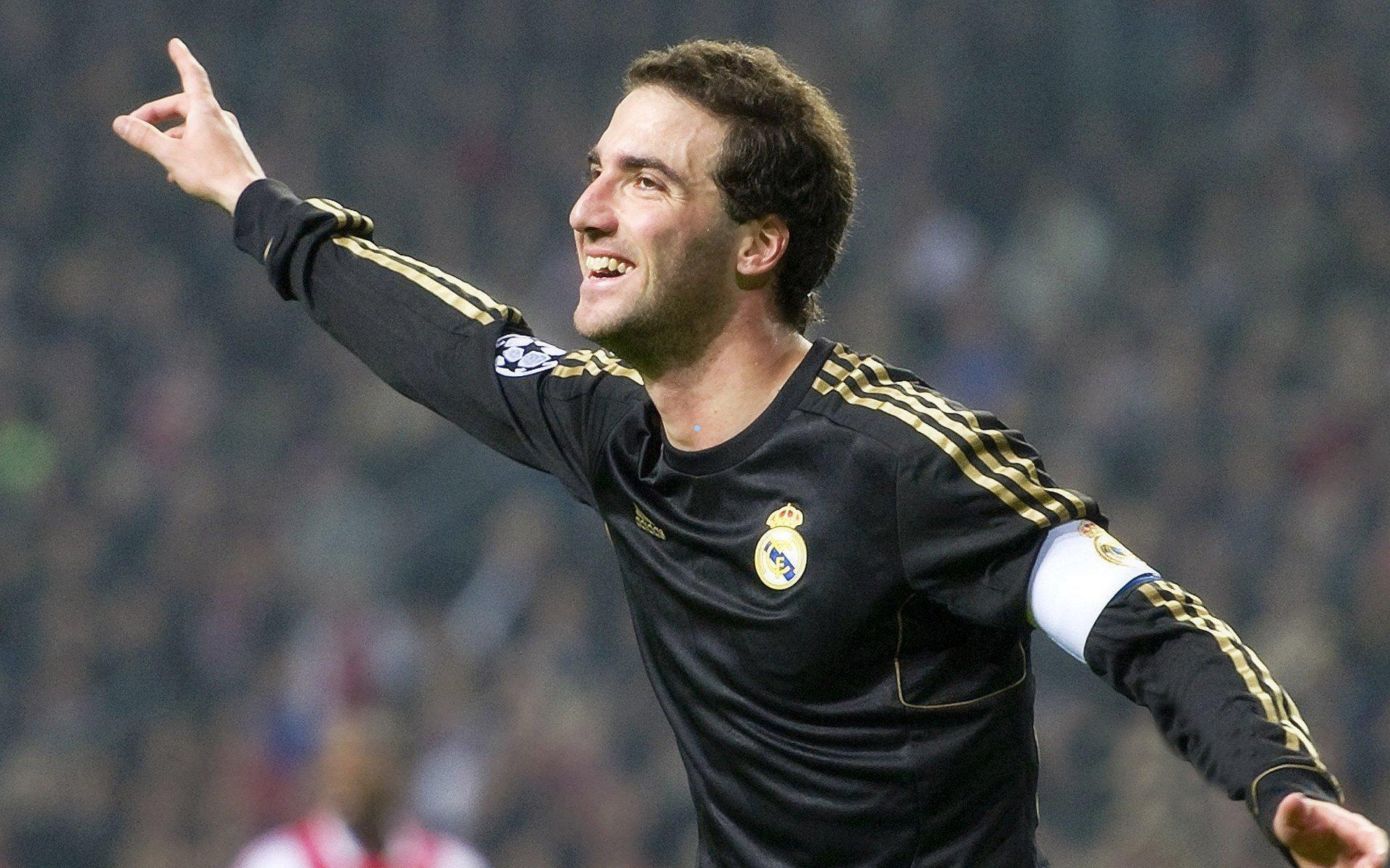 篮球传奇血脉续写!霍纳塞克女儿赛场旧影像引发网络热潮,实力与魅力并存被誉最美星二代