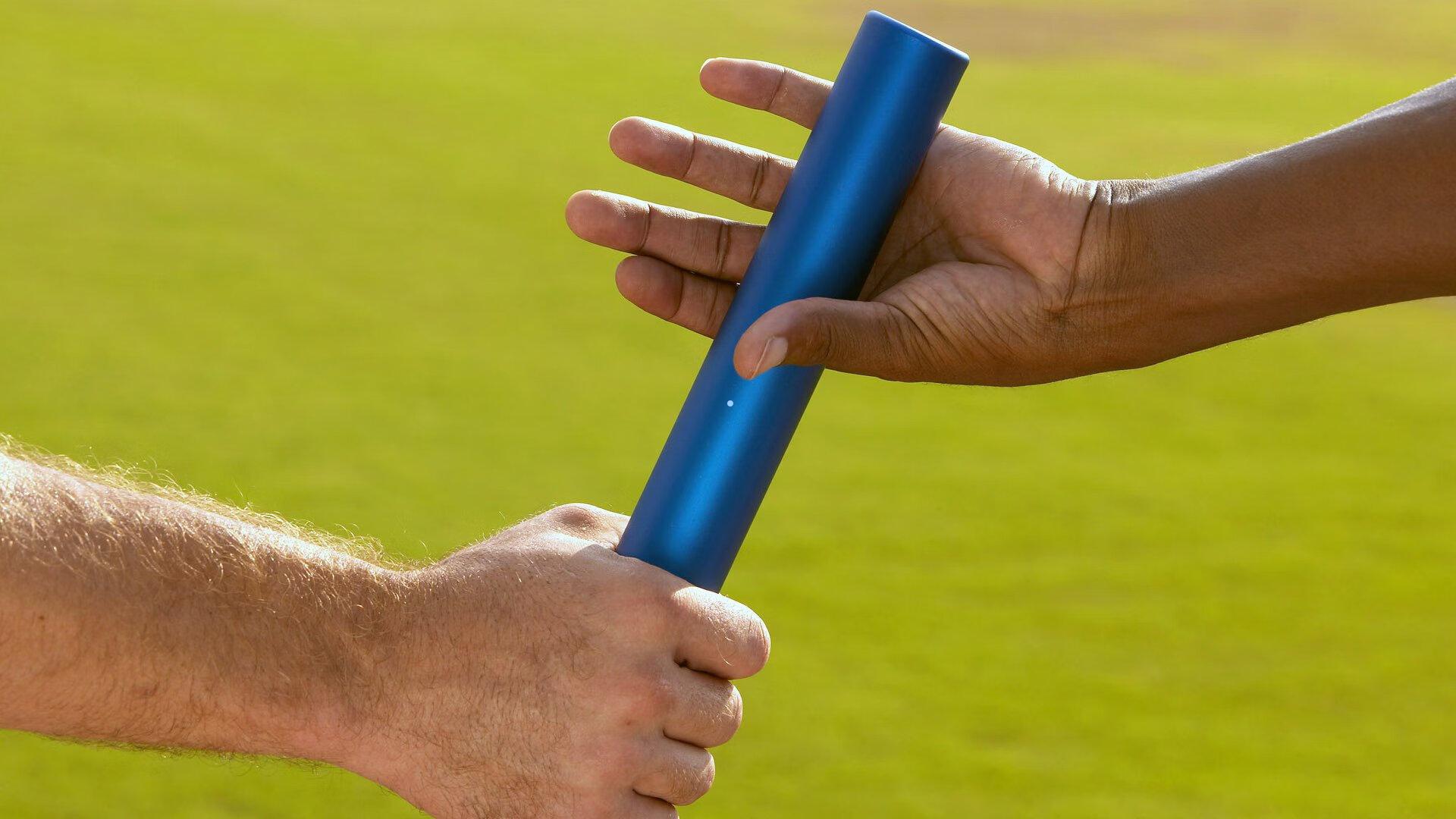 前UFC冠军阿尔加麦恩·斯特林质疑洛佩斯冠军战资格，格斗界公平性引热议